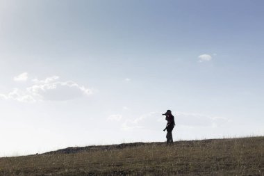 doğa fotoğrafçısı ile dijital fotoğraf makinesi.