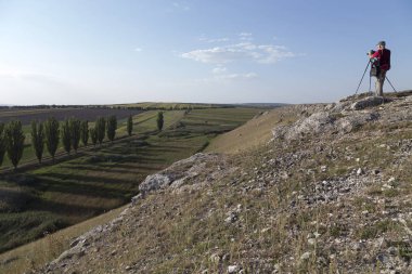 doğa fotoğrafçısı ile dijital fotoğraf makinesi.