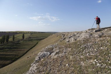 doğa fotoğrafçısı ile dijital fotoğraf makinesi.