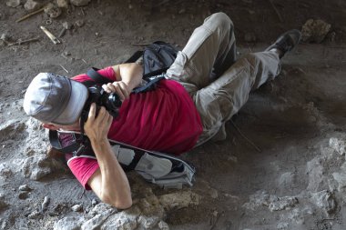 doğa fotoğrafçısı ile dijital fotoğraf makinesi.