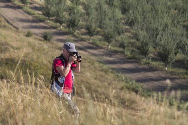 doğa fotoğrafçısı ile dijital fotoğraf makinesi.