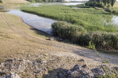 Göl boyunca manzaralı manzara.