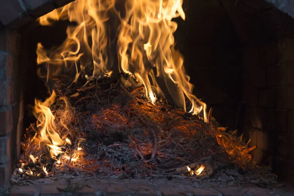 Дрова в духовке горят — стоковое фото