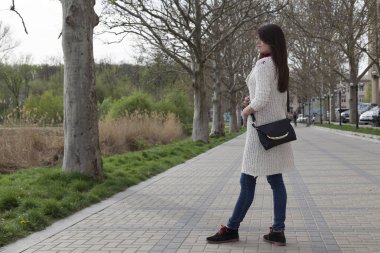 Beyaz hırka çekici genç kadın.