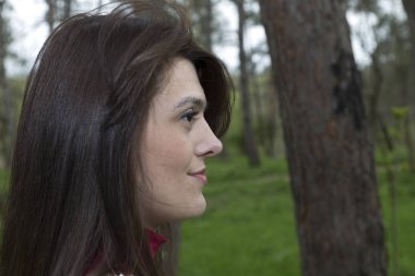 Beyaz hırka çekici genç kadın.