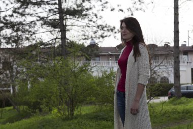 Beyaz hırka çekici genç kadın.