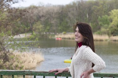 Beyaz hırka çekici genç kadın.