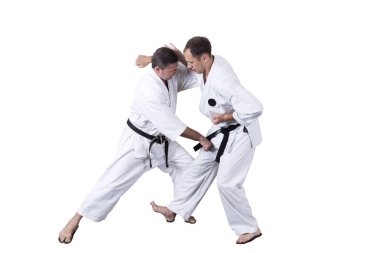 Yetişkin sporcu resmi Goju-ryu egzersizleri yapıyor..