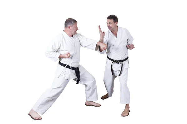 Atleta adulto realiza exercícios formais de goju-ryu . — Fotografia de Stock