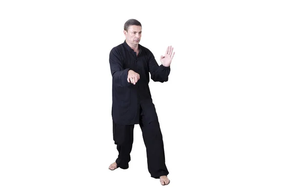 Atleta adulto realiza exercícios formais de goju-ryu . — Fotografia de Stock