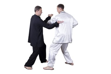 Yetişkin sporcu resmi Goju-ryu egzersizleri yapıyor..
