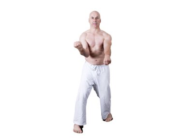 Yetişkin sporcu resmi Goju-ryu egzersizleri yapıyor..