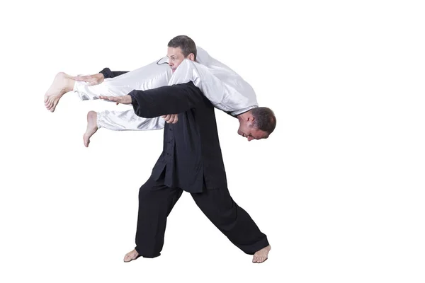 Atleta adulto realiza exercícios formais de goju-ryu . — Fotografia de Stock