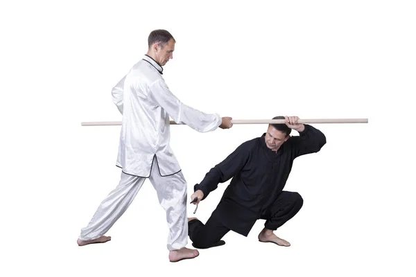 Atleta adulto esegue esercizi formali goju-ryu . — Foto Stock