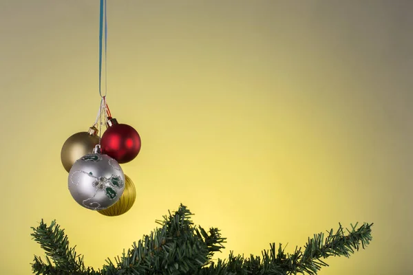 Tarjeta de Año Nuevo con juguetes de Navidad y rama de abeto . —  Fotos de Stock