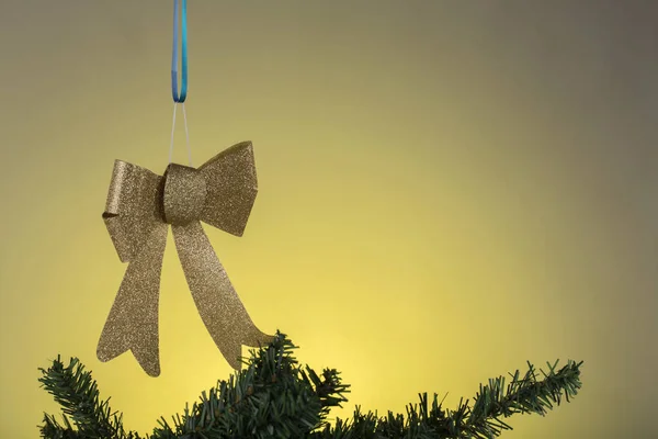 Novoroční přání s vánočními hračkami a jedlovou větví. — Stock fotografie