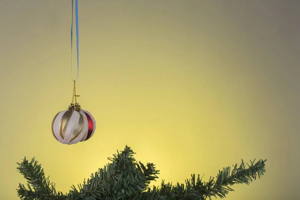 Tarjeta de Año Nuevo con juguetes de Navidad y rama de abeto . — Foto de Stock