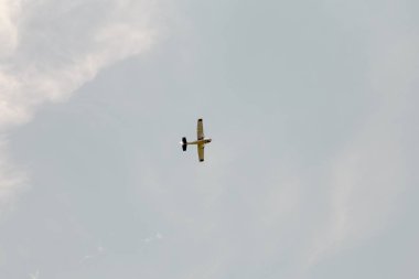 Açık mavi gökyüzünde gün ışığında hafif uçaklar.