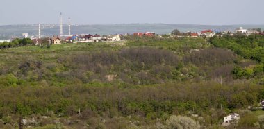 Şehrin bir banliyösünün güzel yaz manzarası.