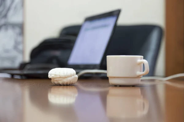 Still life with russian marshmallow and a cup. — Stock Photo, Image