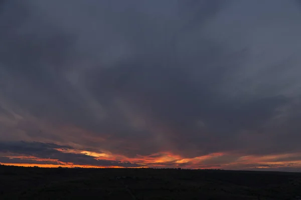 Пейзаж заката с облачным оранжевым небом . — стоковое фото