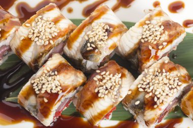 Çeşitli dolgularla birlikte orijinal suşi rulo füzyonu. Yakın plan..