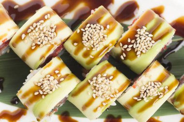 Çeşitli dolgularla birlikte orijinal suşi rulo füzyonu. Yakın plan..