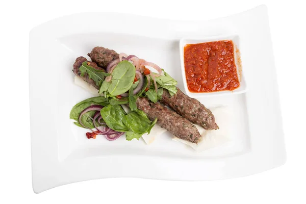 Rundvlees Kebab Met Pittige Tomatensaus Spiesjes Geïsoleerd Een Witte Achtergrond — Stockfoto