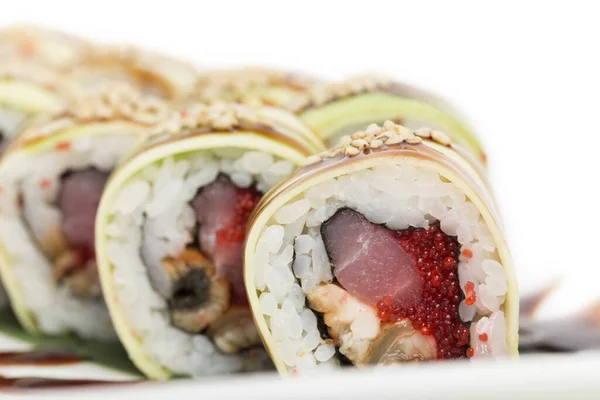 Oryginalne Sushi Roll Fusion Różnymi Nadzieniami Znajduje Się Białym Tle — Zdjęcie stockowe