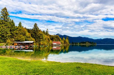 Walchensee 'de. Alp dağlarıyla. Bavyera, Almanya