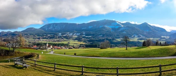 Vista sobre los Alpes montañas, cielo azul, nubes, iglesia de Samerberg, Hochries, Baviera, Bayern, Alemania . — Foto de Stock