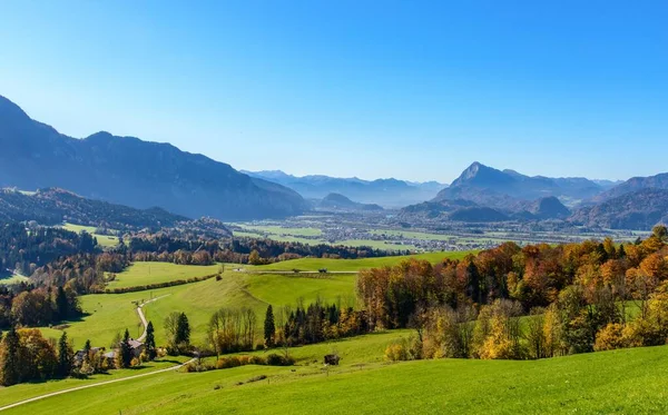 Vacker panoramautsikt i Inntal på alperna i Tyrolen, Österrike. Med gröna fält nära Kufstein, Kaiser, Kaisergebirge, gränsen till Bayern (Bayern) Tyskland — Stockfoto