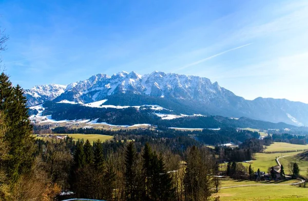 Hermosa vista panorámica en Inntal en los Alpes en Tirol, Austria. Con campos verdes cerca de Kufstein, Kaiser, Kaisergebirge, frontera con Baviera (Bayern) Alemania — Foto de Stock