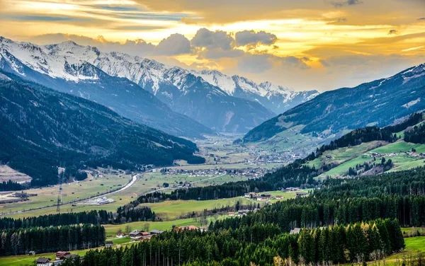 Uitzicht op de avond alpen bergen met dramatische hemel, wolken in de lente. Zillertal, Tirol, Tirol. Oostenrijk — Stockfoto