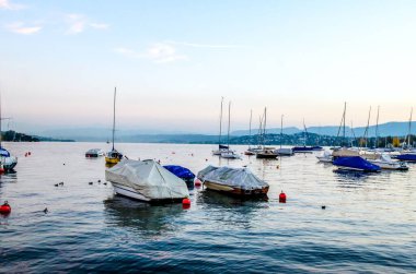 Akşamları Zuricher 'ın teknelerle, yatlarla izlediği manzara. Zürih, İsviçre