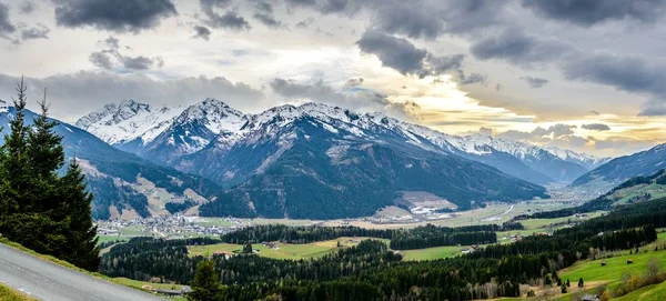 Θέα στο βράδυ Άλπεις βουνά με δραματικό ουρανό, σύννεφα την άνοιξη. Zillertal, Tirol, Tyrol. Αυστρία — Φωτογραφία Αρχείου