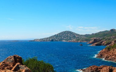 Cote d 'azur' un güzel ünlü manzarası, mavi gökyüzü, deniz. Yakınlarda Sain