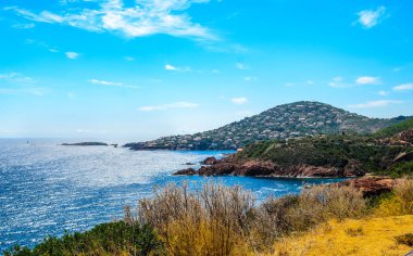 Cote d 'azur' un güzel ünlü manzarası, mavi gökyüzü, deniz. Yakınlarda Sain