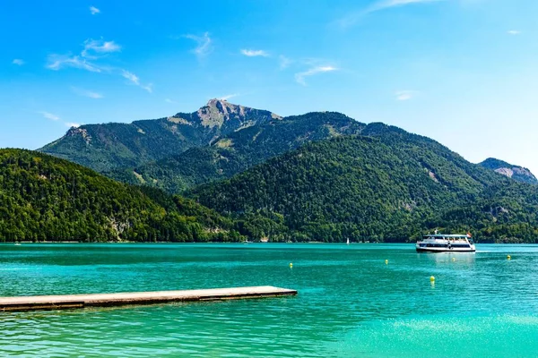 Hermosa Vista Sobre Lago Wolfgangsee Cerca Sankt Gilgen Con Montañas —  Fotos de Stock