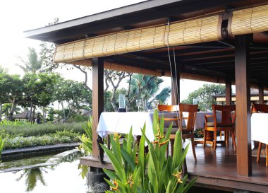 sandalye yaz teras restoranda