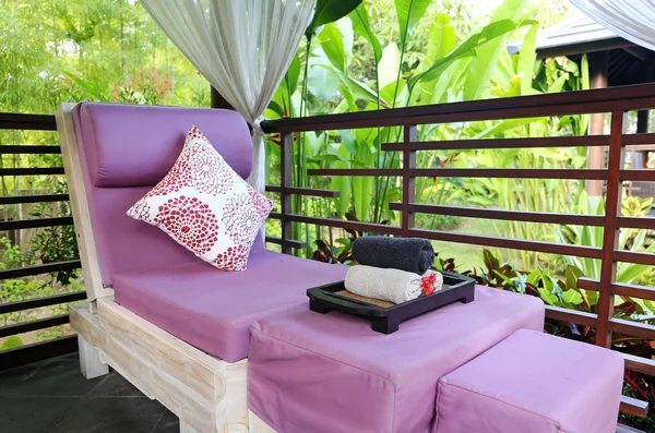 Sala de massagem spa no jardim — Fotografia de Stock