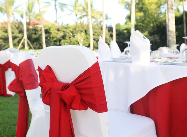 Decorated wedding table on a green lawn — Stock Photo, Image