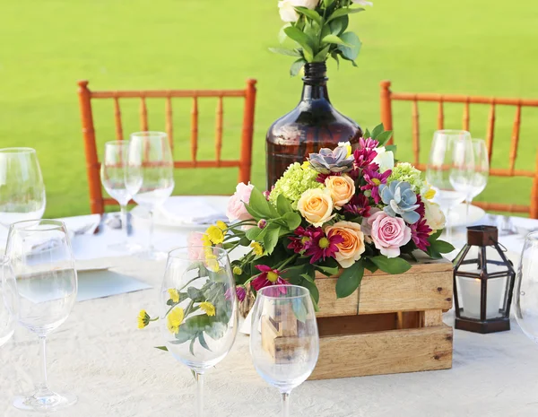 Zdobené svatební stůl v recepci beach resort — Stock fotografie