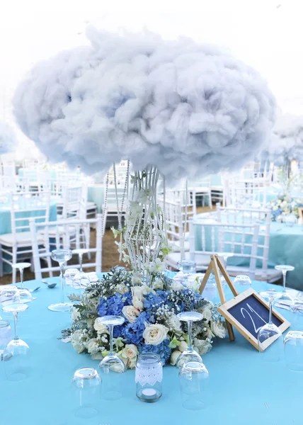 Mesa de casamento decorada em um gramado verde — Fotografia de Stock