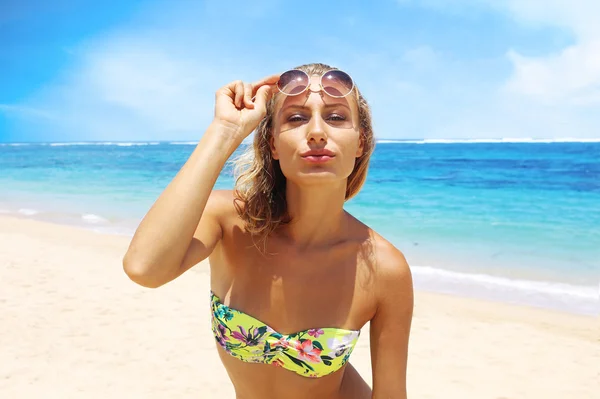 Donna felice sulla spiaggia — Foto Stock