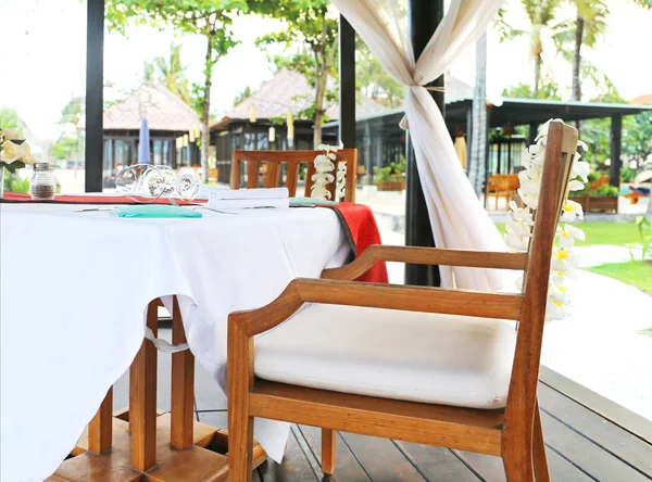 tropik bir adada romantik bir akşam yemeği