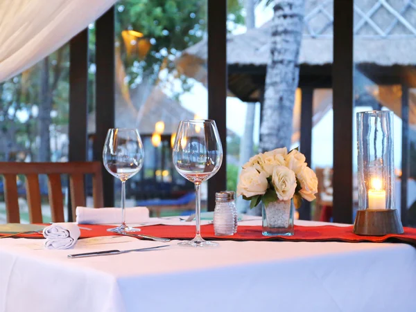 Una cena romantica su un'isola tropicale — Foto Stock