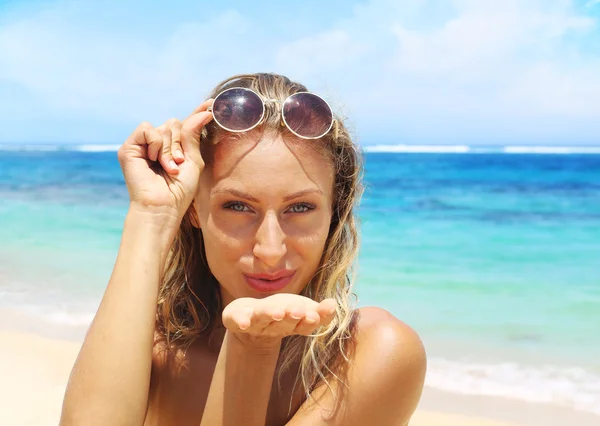 Gelukkige vrouw op het strand — Stockfoto