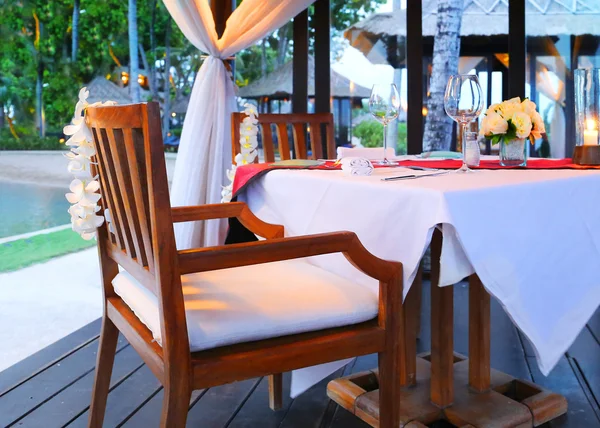 Una cena romantica su un'isola tropicale — Foto Stock