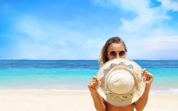 Mulher feliz na praia — Fotografia de Stock